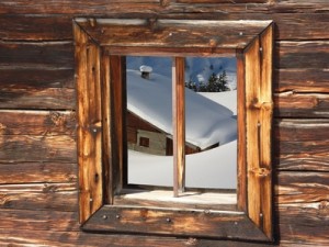 Schihütte in den verschneiten Alpen